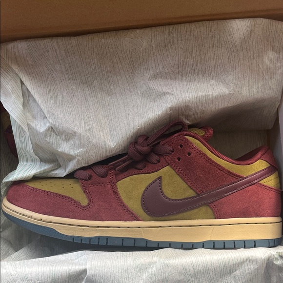 Nike SB Dunk Low Pro in Dark Team Red and Burgundy - Picture 3 of 5